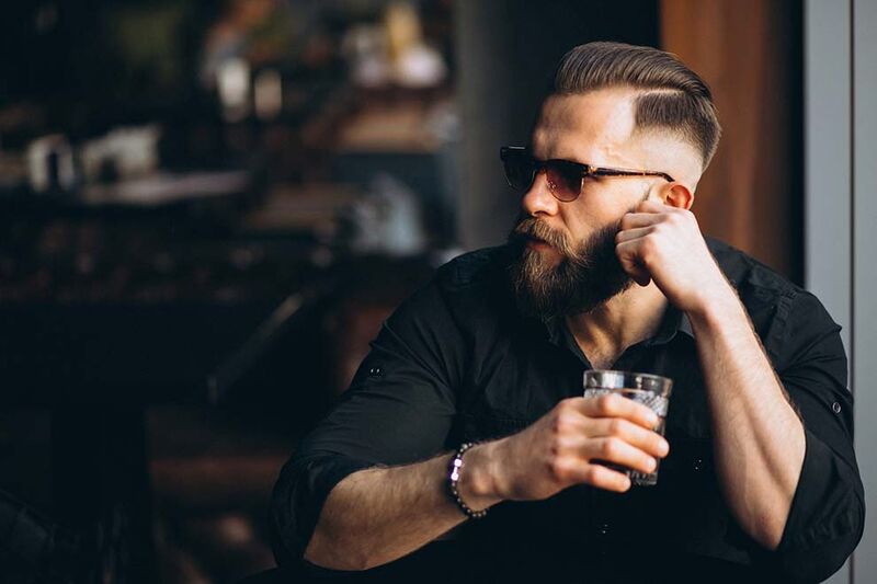 homem com corte undercut