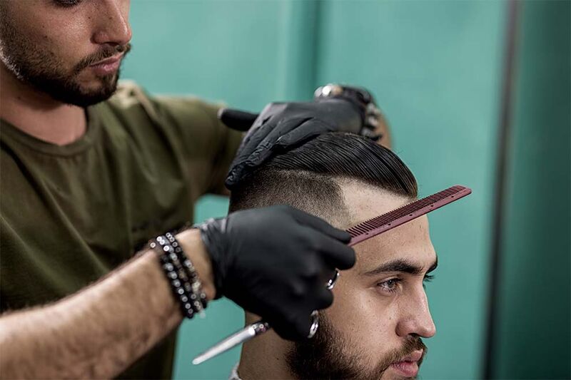 homem cortando cabelo