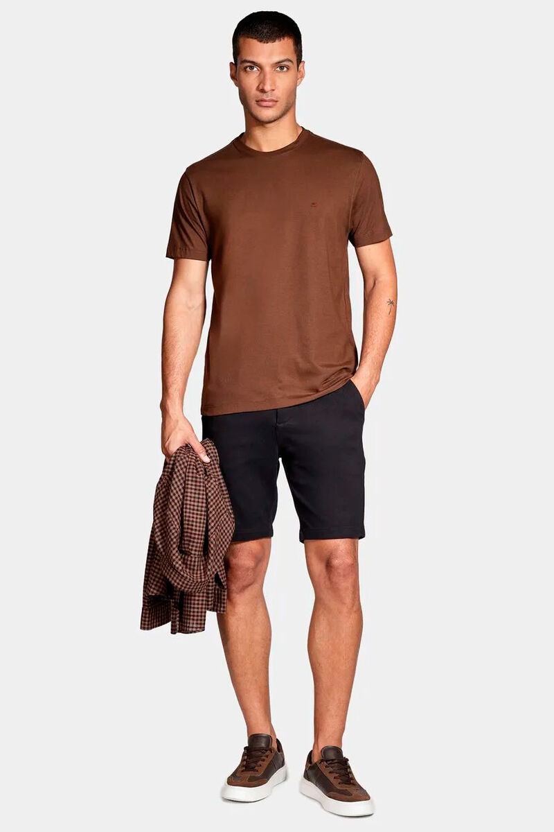 modelo usando uma bermuda preta e uma camiseta marrom em um fundo branco