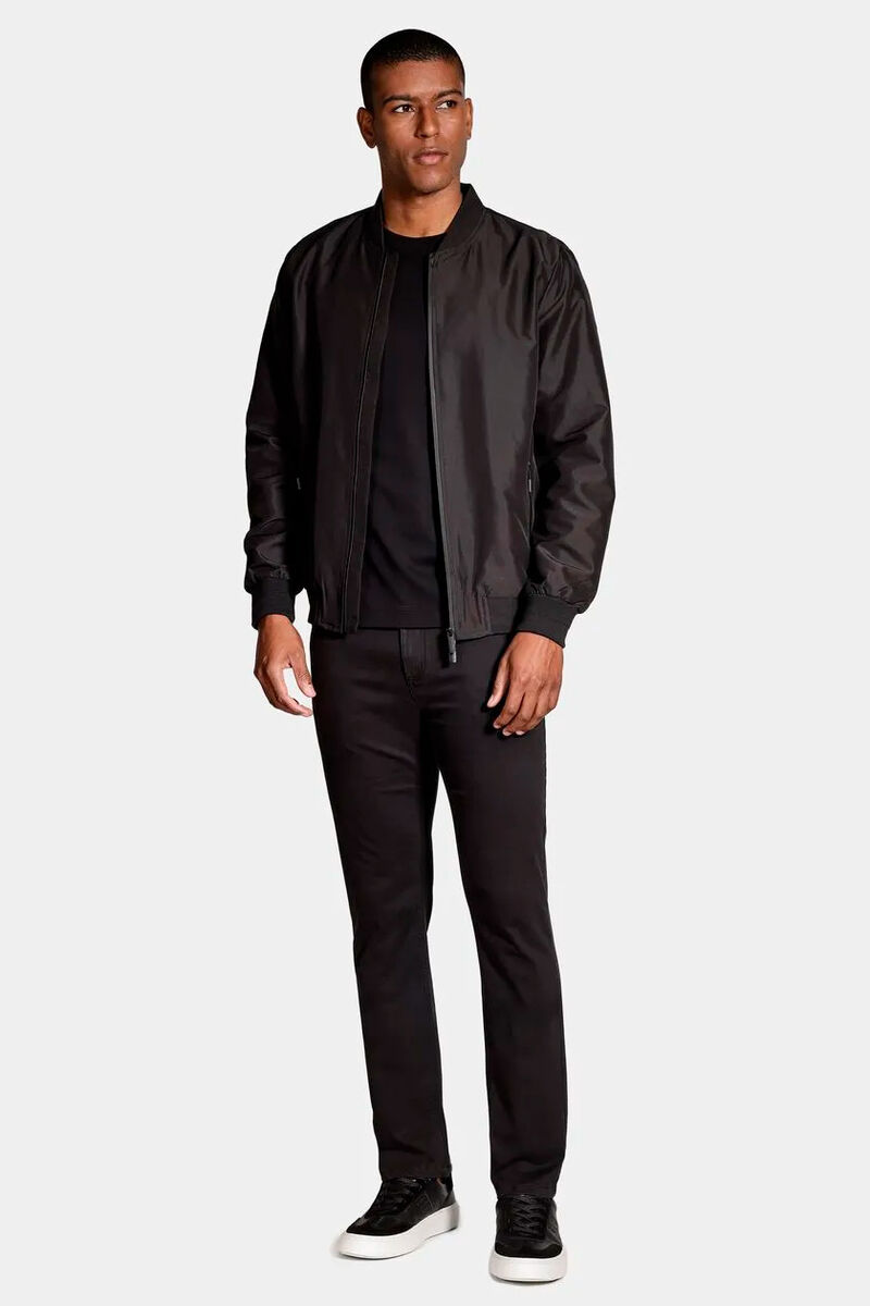 modelo usando calça 5 pocket e jaqueta de sobreposição