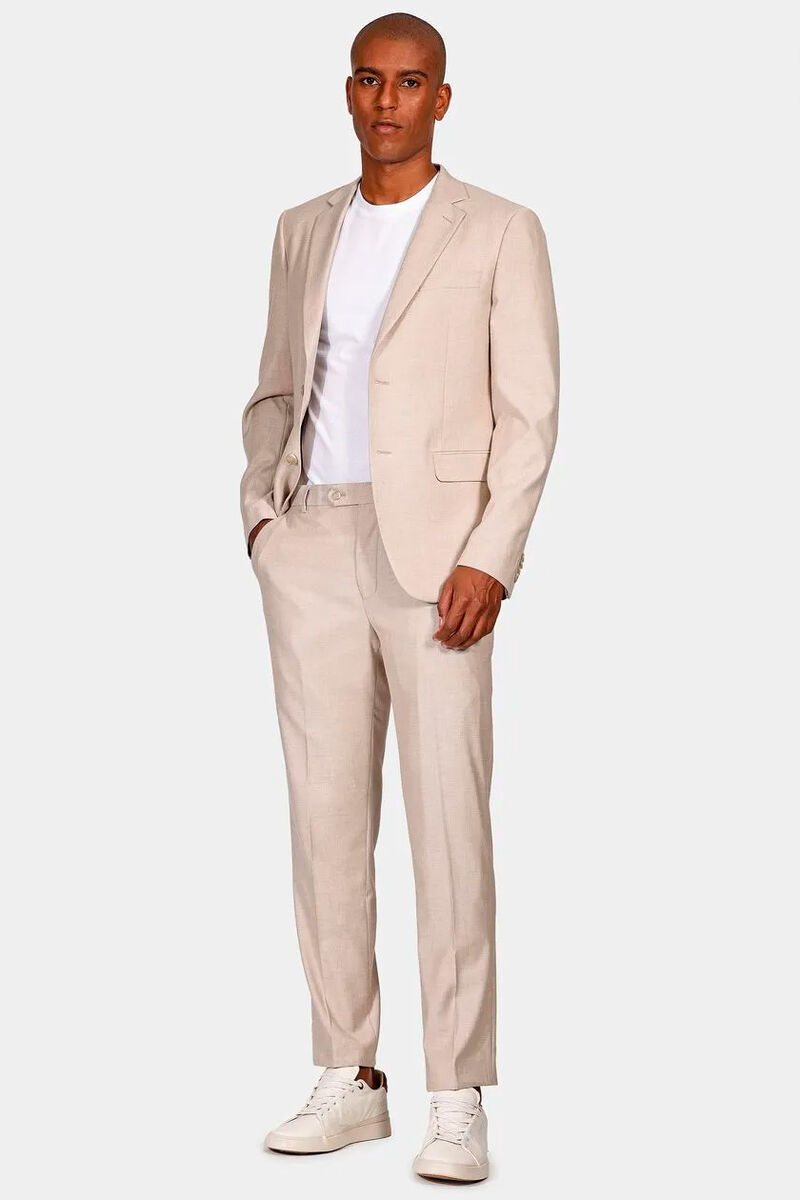 modelo usando calça de alfaiataria e blazer