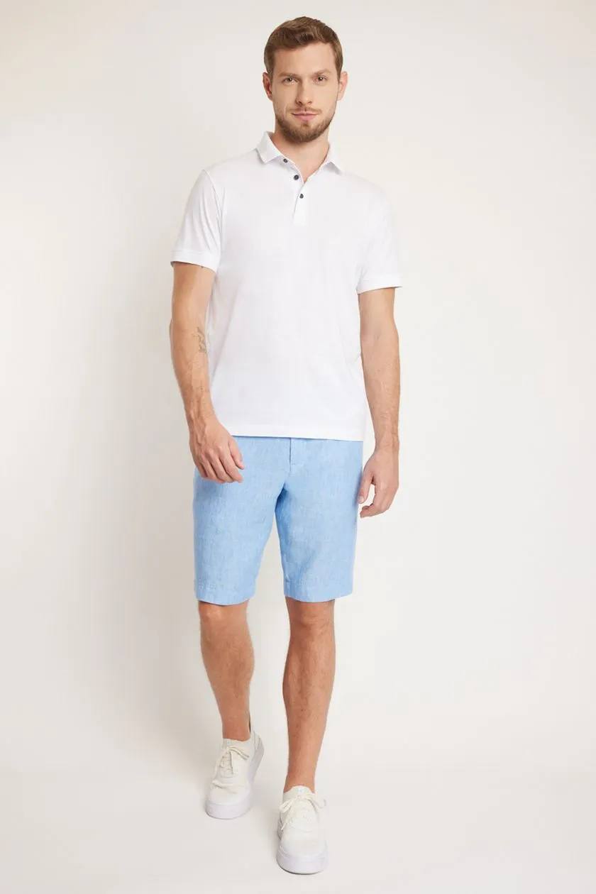 modelo de polo e bermuda em um fundo branco para o carnaval