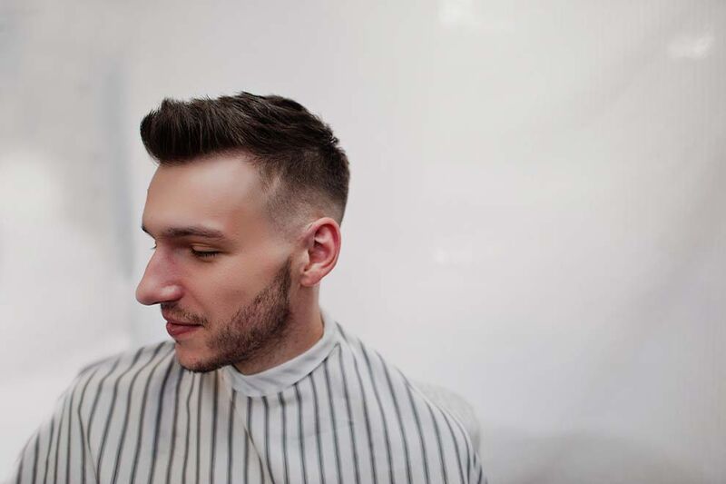 homem de lado com o corte undercut desconexo
