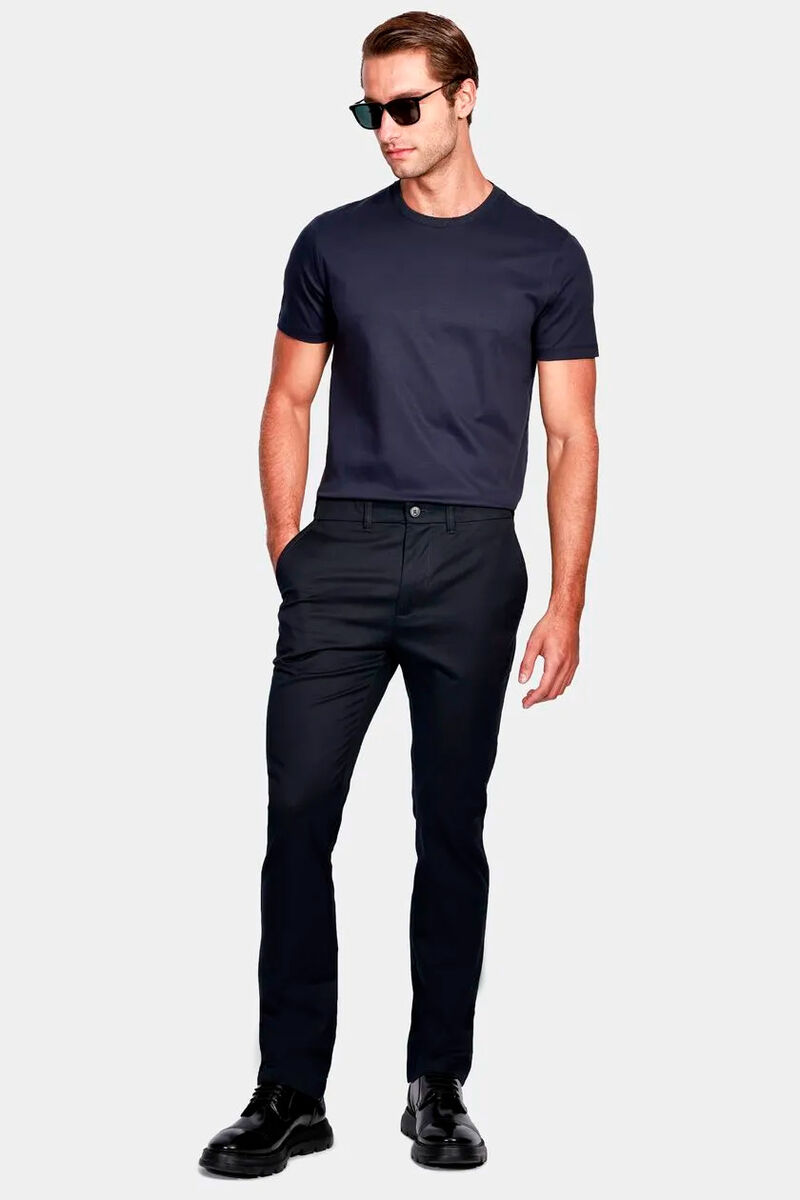 modelo usando uma camisa no tecido blends