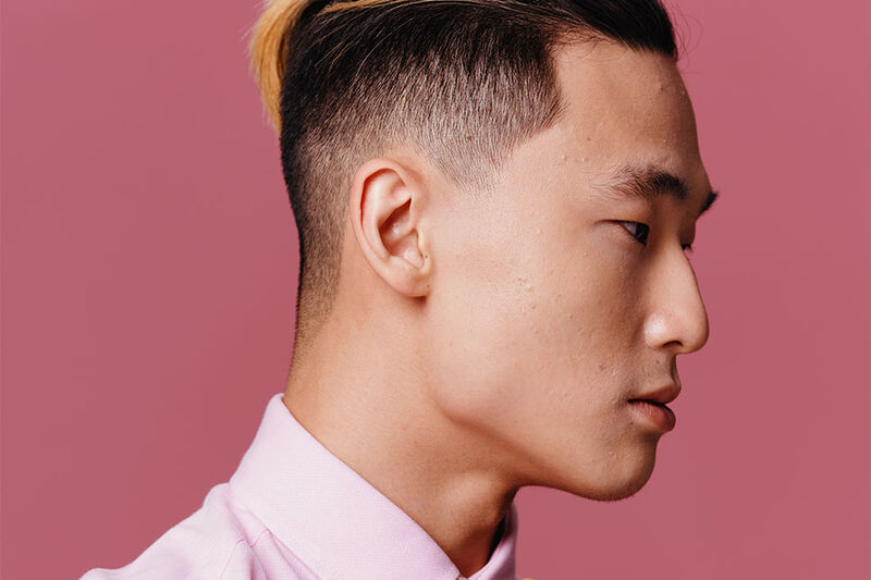 homem com o corte undercut em degradê