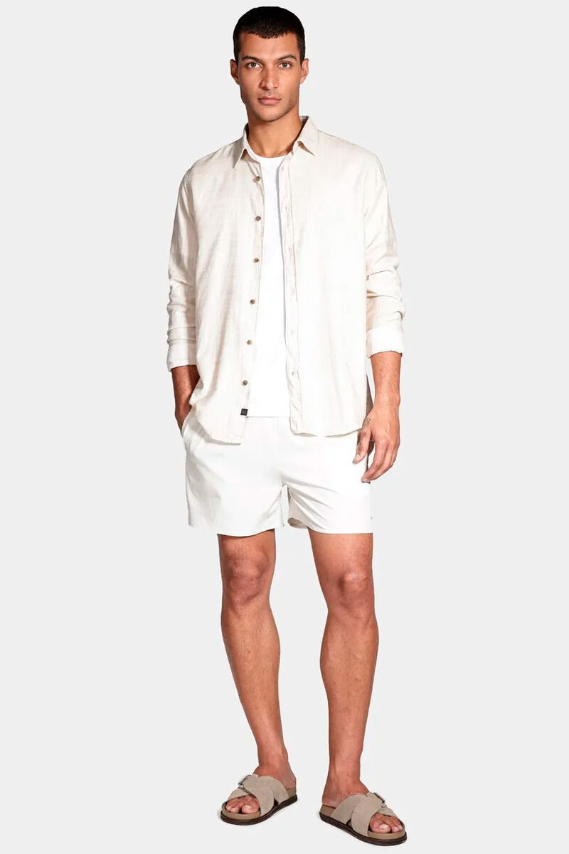 modelo usando camiseta e bermuda all white