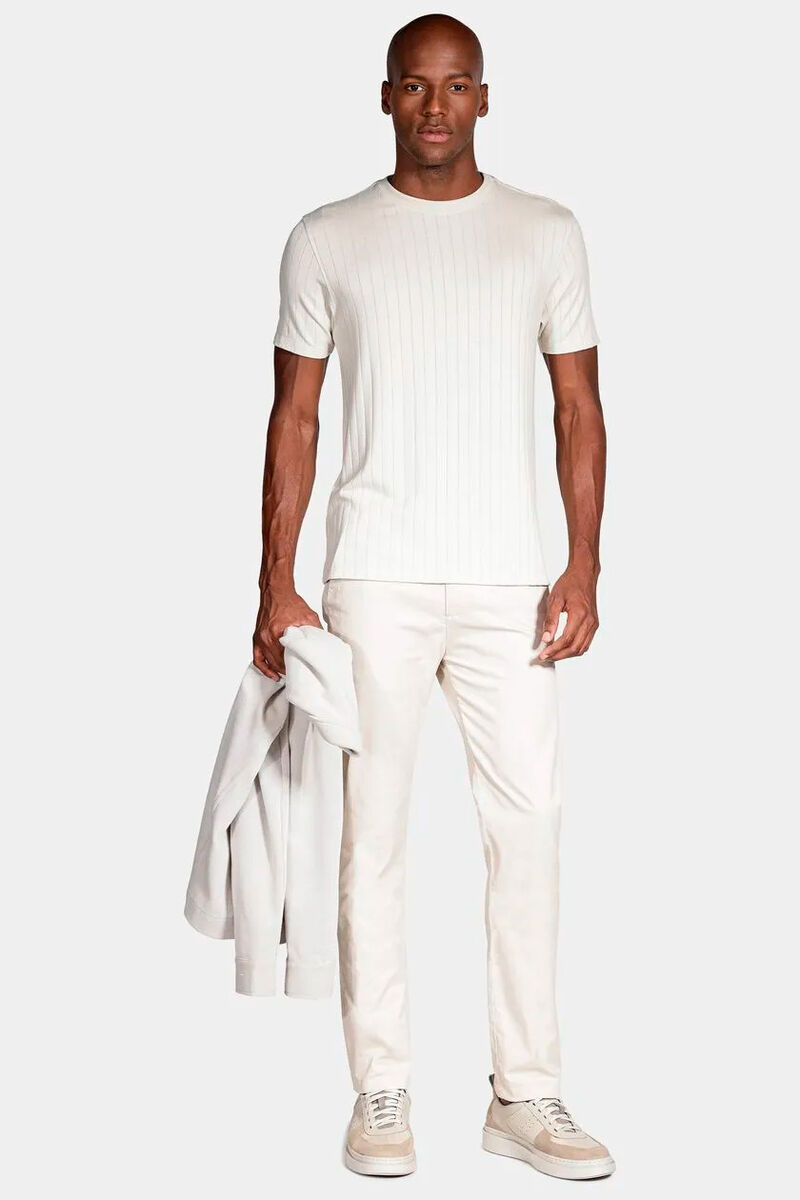 modelo usando roupas confortáveis na cor branca em um fundo branco