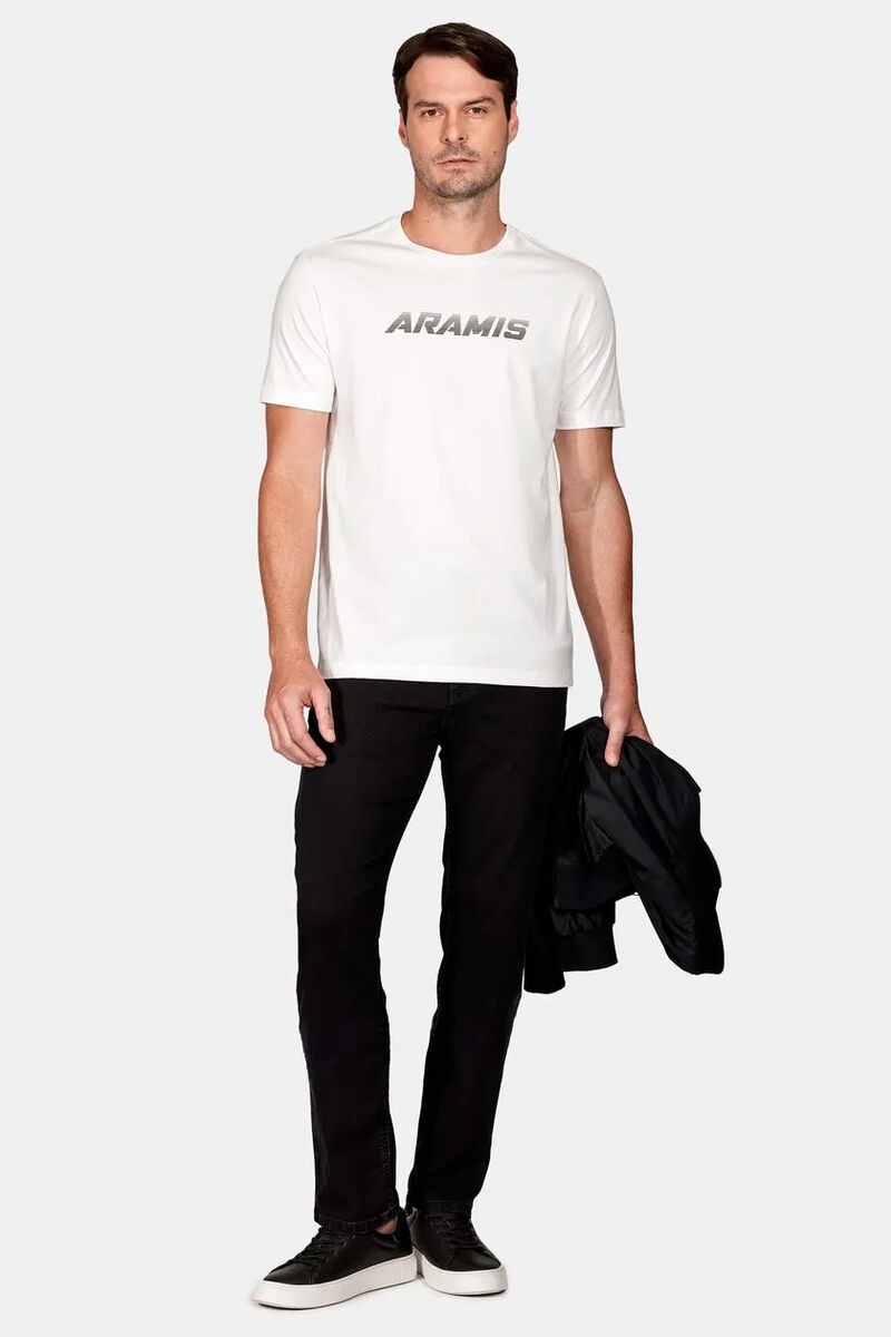 modelo usando uma calça jeans e camiseta branca segurando um paleto