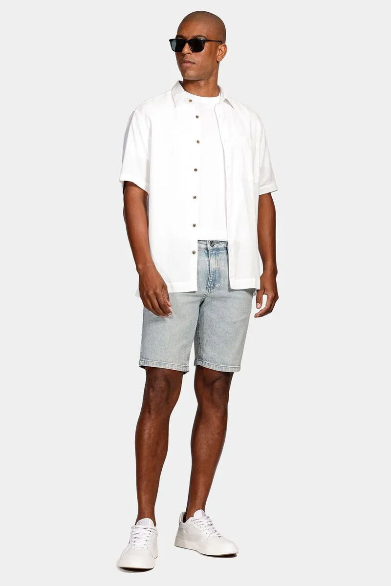 modelo com roupa branca