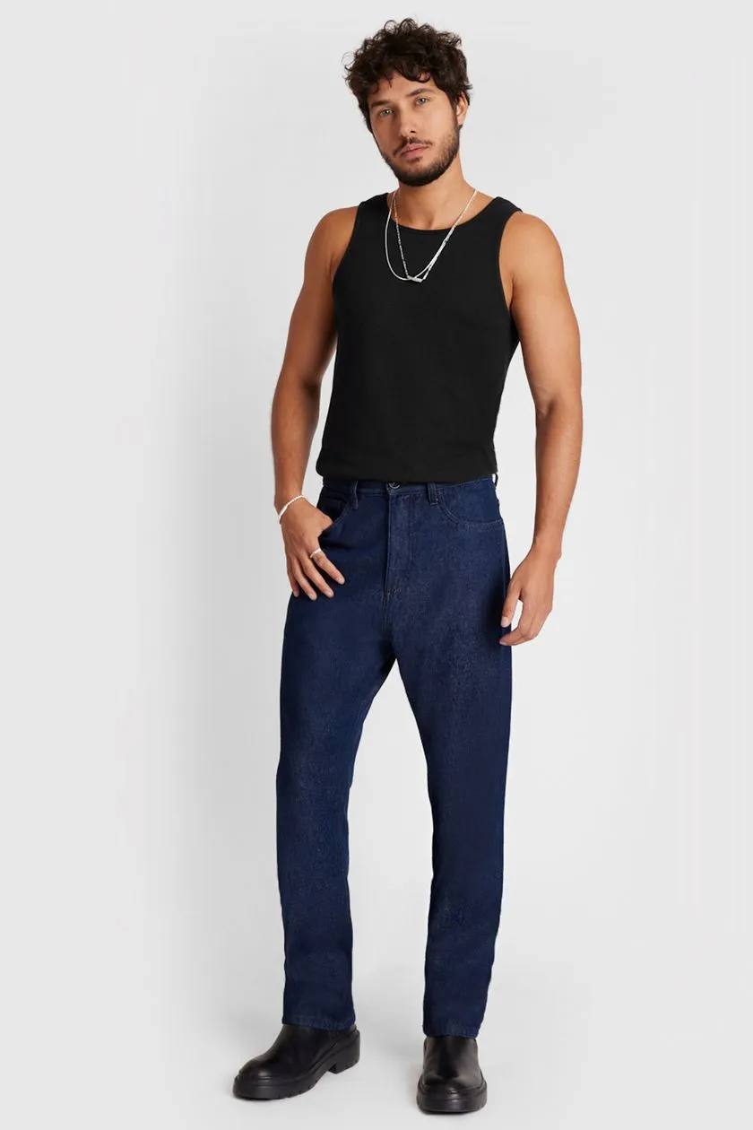 modelo de regata preta e calça jeans em um branco 