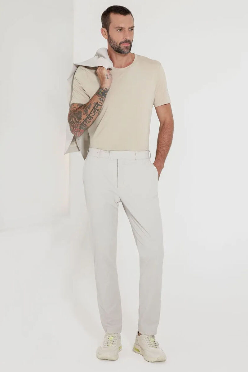 modelo com roupa de alfaiataria branca