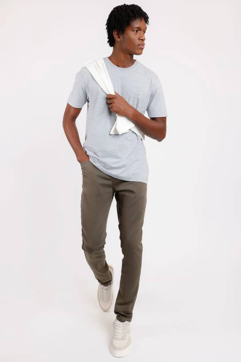 modelo com roupas casuais para passear com a familia em um fundo branco