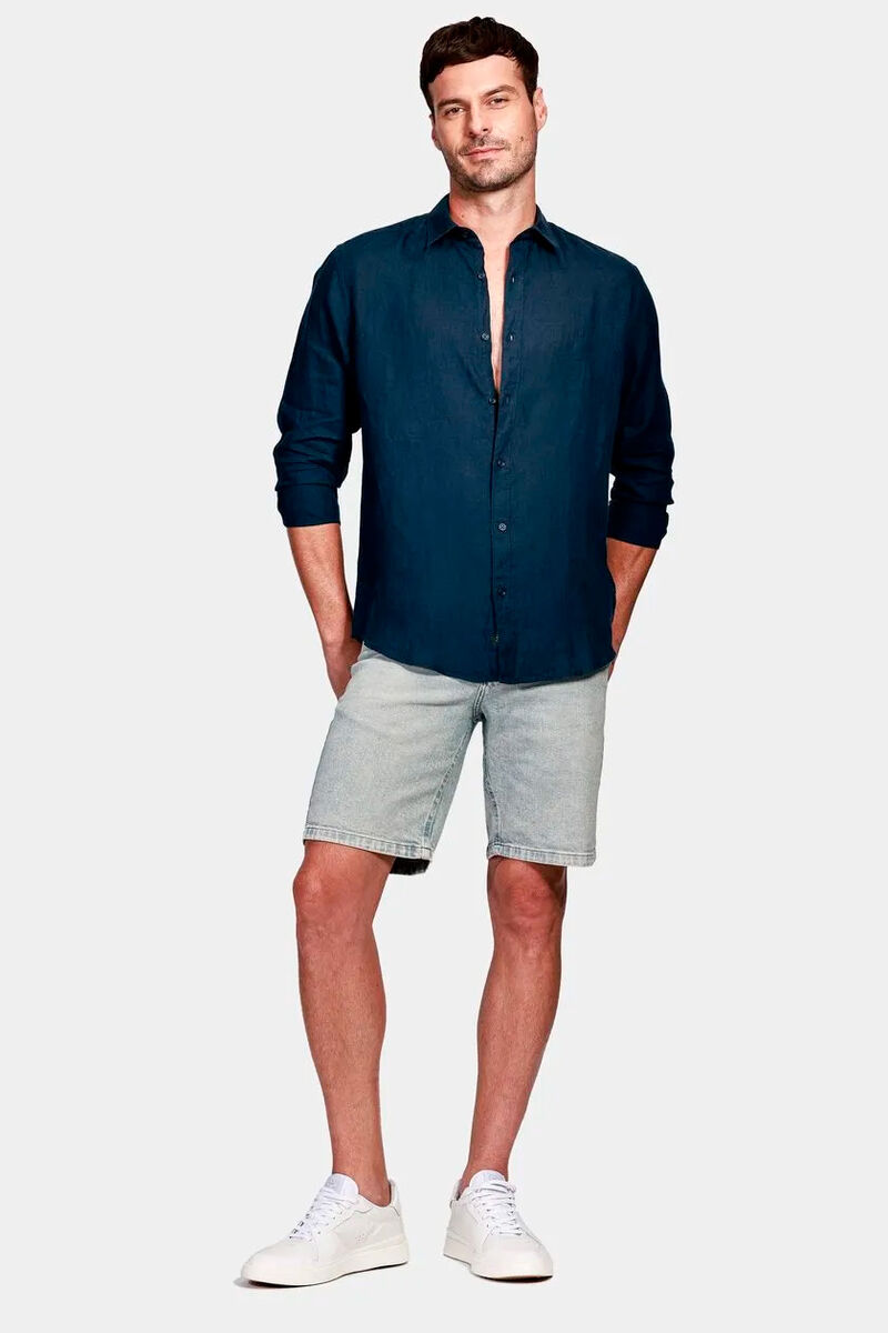 modelo usando uma camisa azul marinho de linho