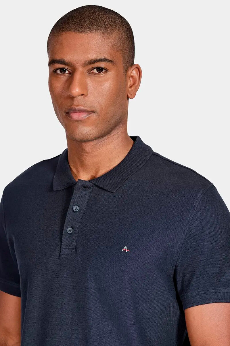 modelo usando uma camiseta polo azul marinho