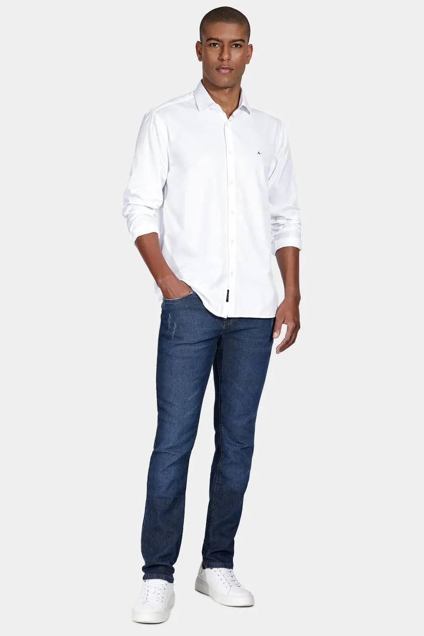 modelo de camisa branca e calça slim em um fundo branco