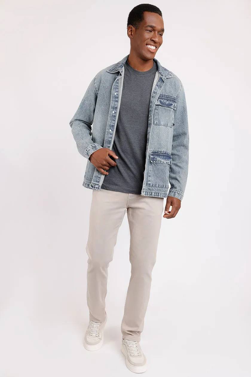 modelo de calça chino e camisa em um fundo branco