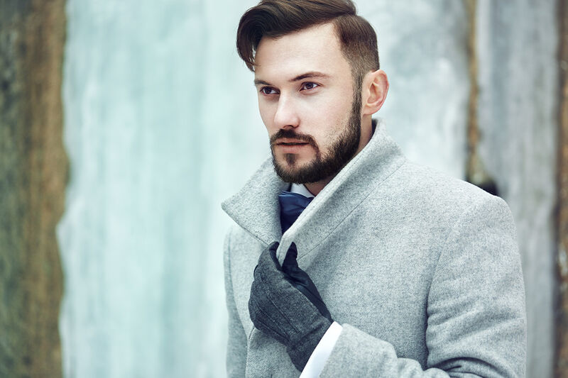 homem agasalhado com o corte undercut com franja