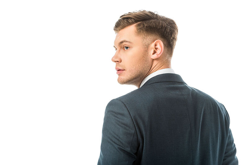 homem de terno com o corte undercut com topete