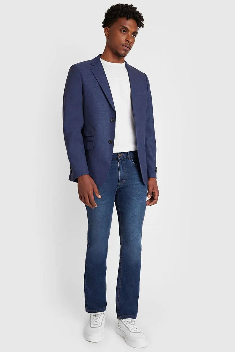 modelo com calça de alfaiataria azul
