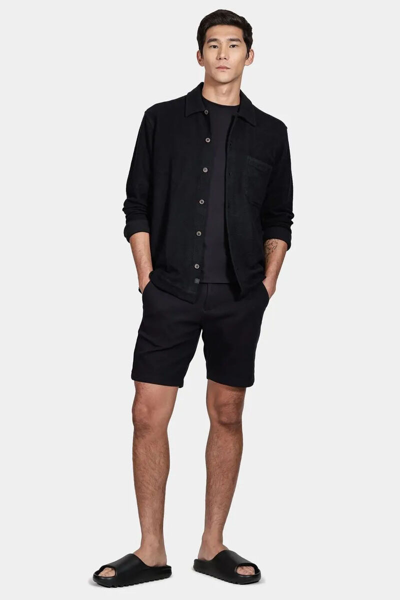 modelo com jaqueta preta e shorts