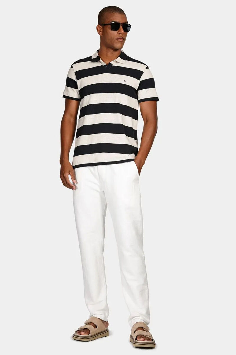 modelo com calça branca e camiseta listrada