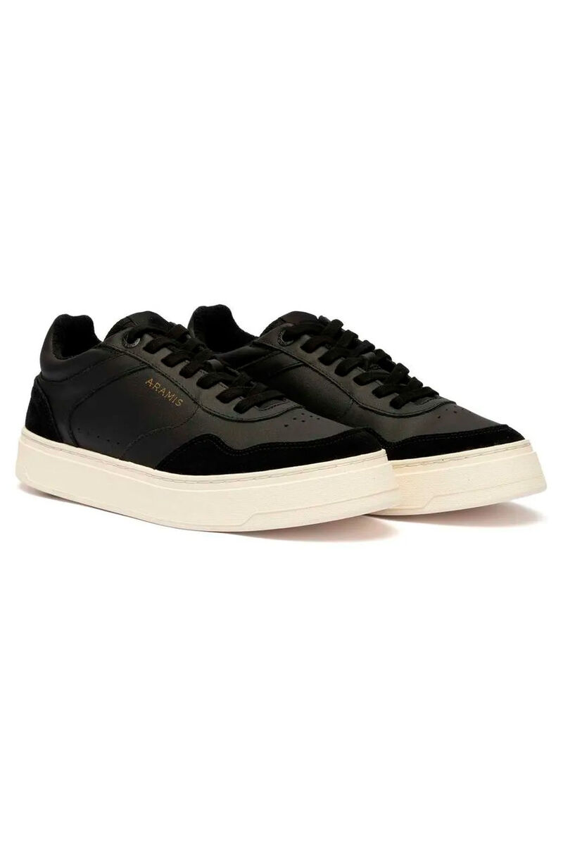 tenis sneakers preto em um fundo branco