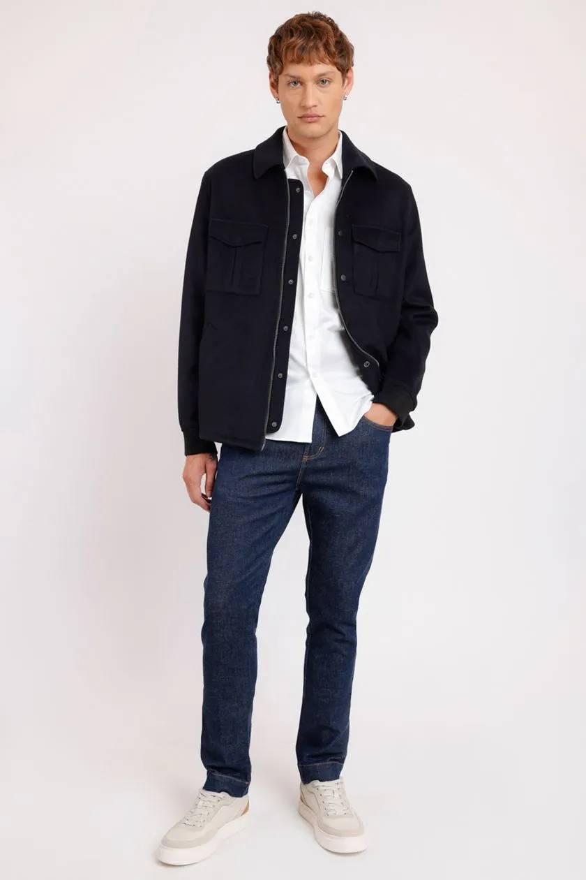 modelo usando roupas casuais para andar no shopping com amigos ou familia