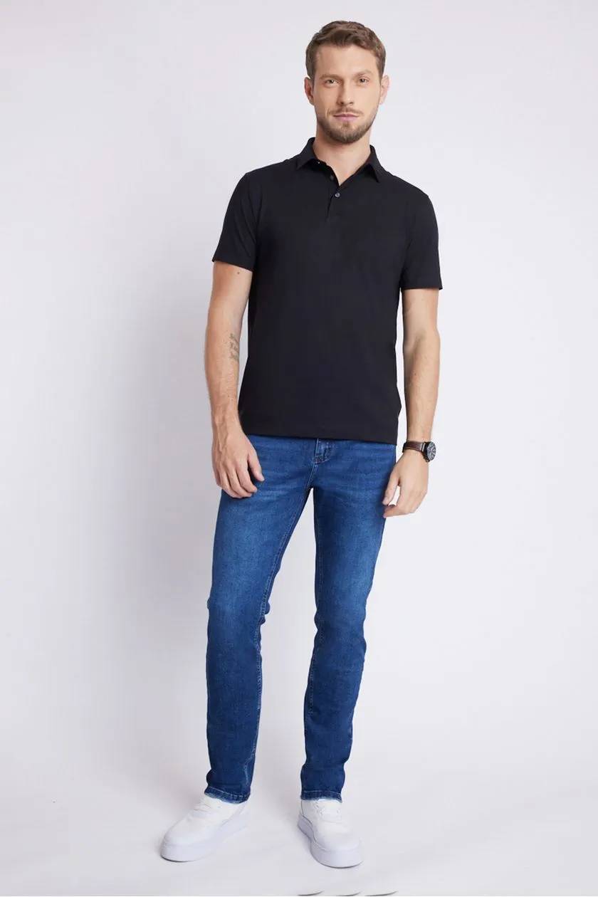 modelo de polo e calça jeans em um fundo branco