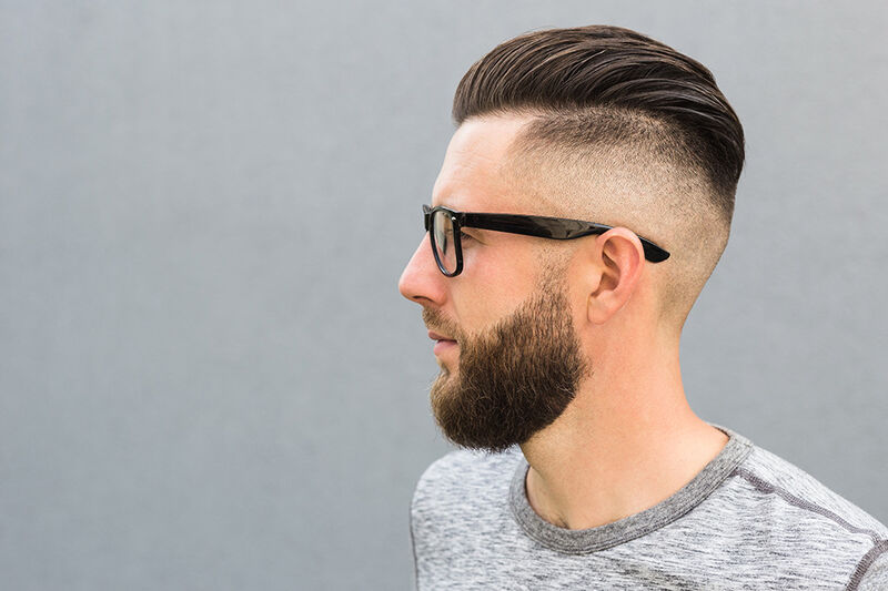 homem de lado com o corte undercut clássico