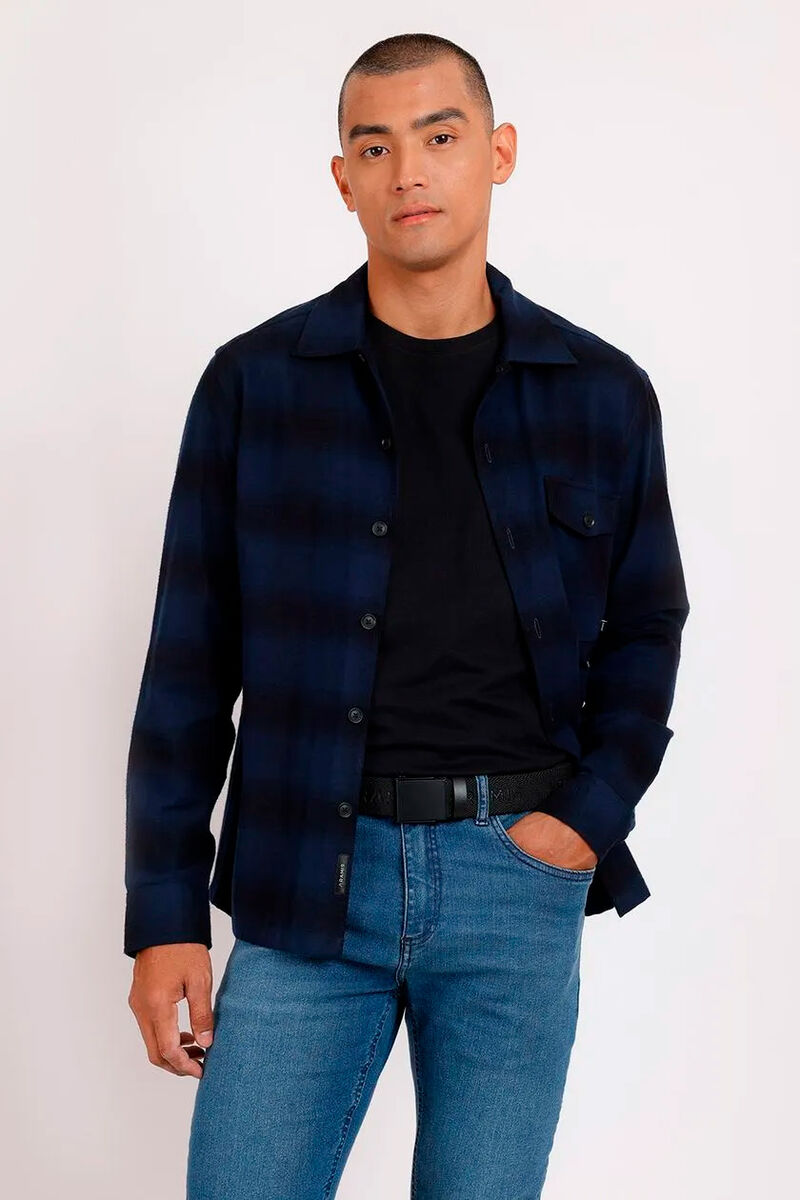 modelo usando um cinto preto discreto