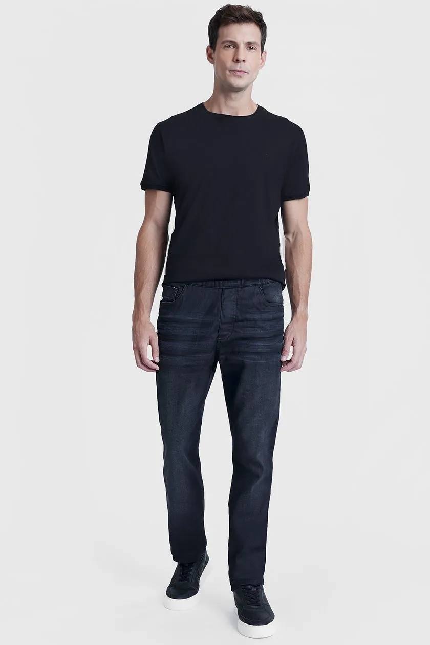 modelo all black com calça jogger