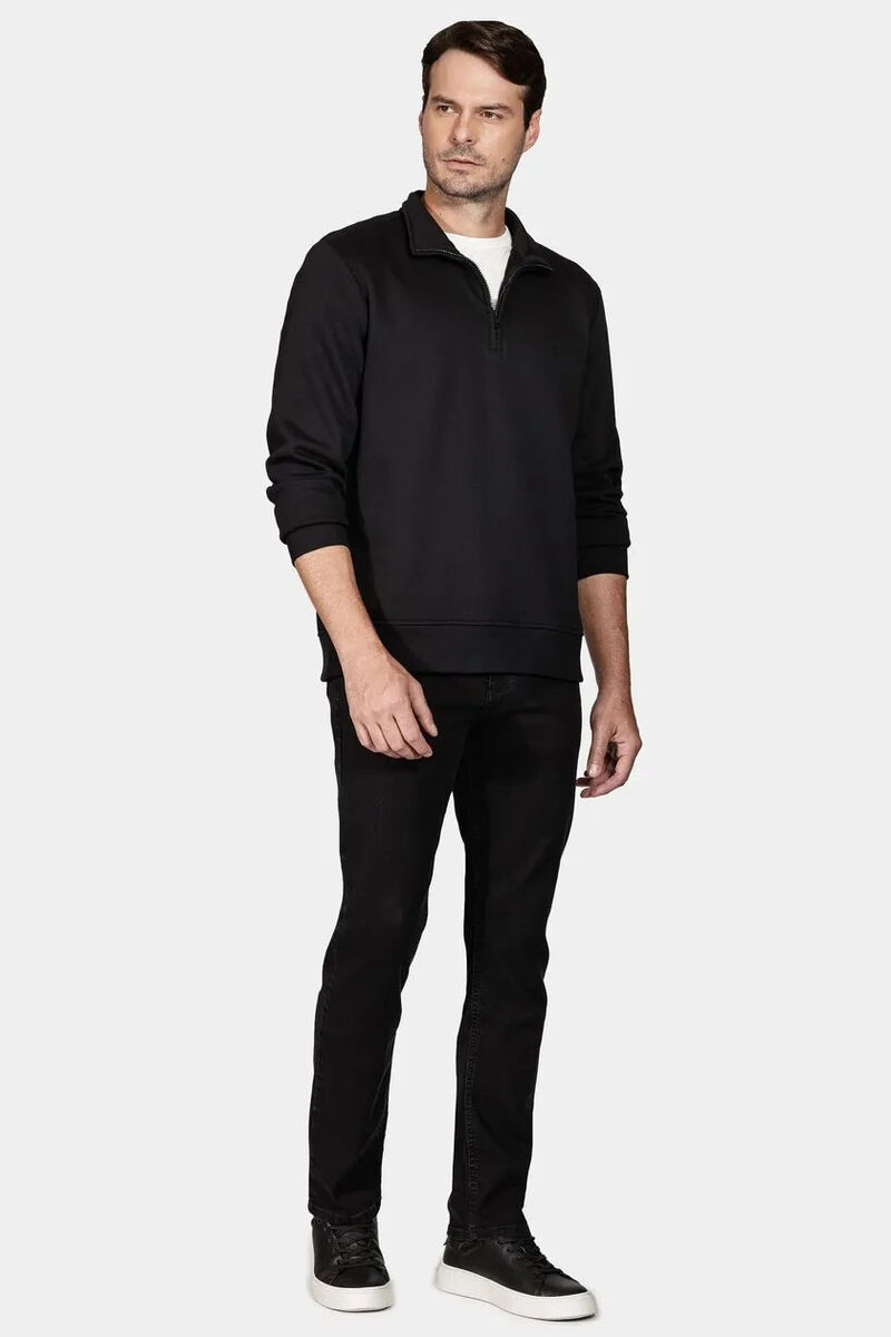 modelo com look preto aramis
