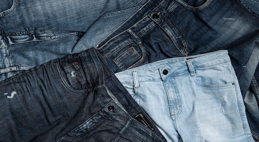 várias calças jeans umas sobre as outras
