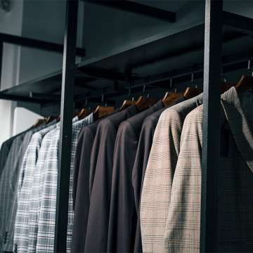 Armário em cápsula masculino: o segredo para um guarda-roupa funcional