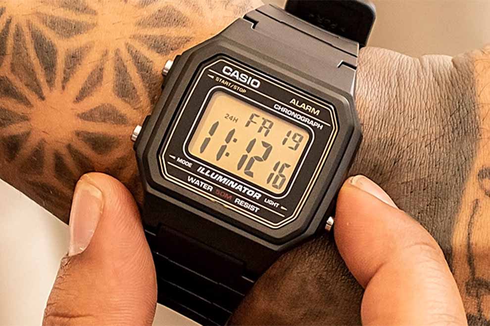 Rapaz ajustando a hora do relógio