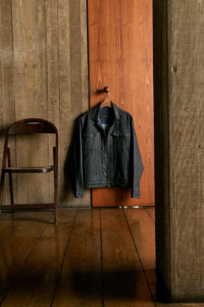 Camisa dos anos 80 estendida na porta