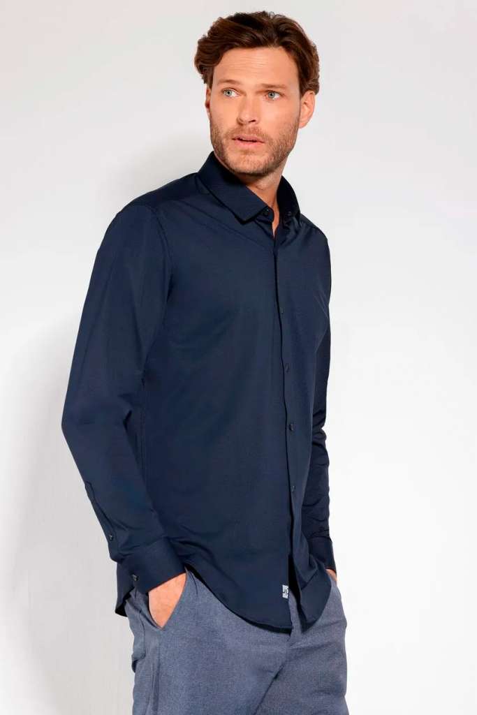 Homem usando camisa social azul escura.