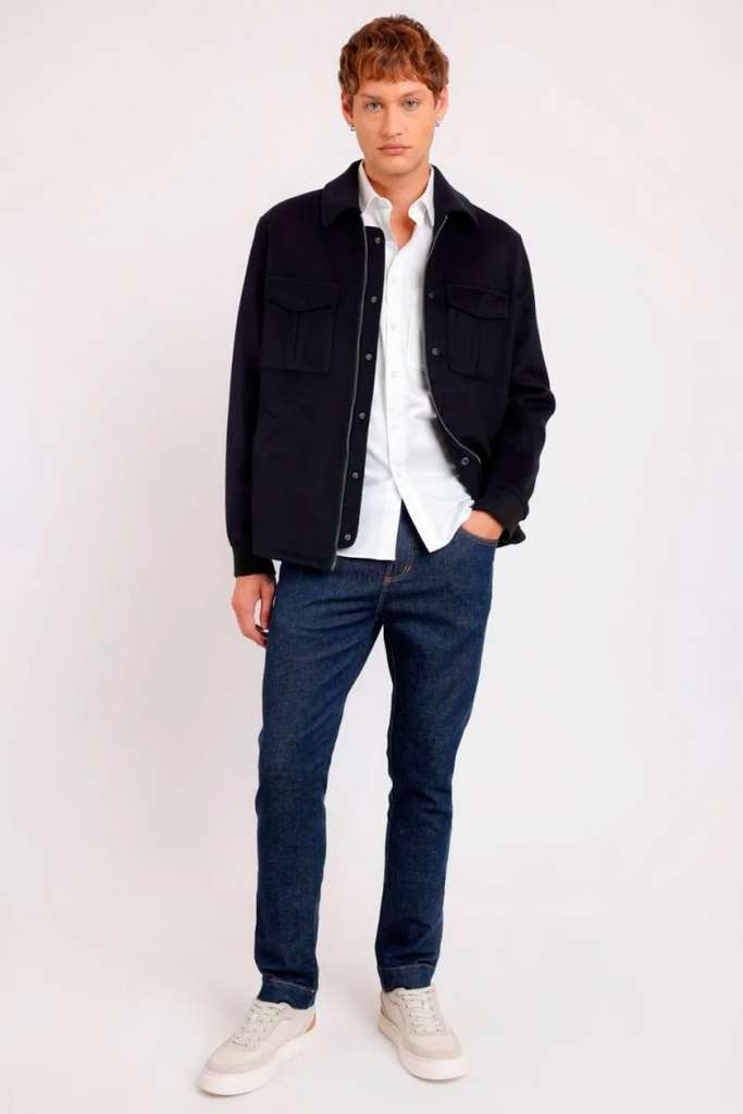 Homem usando jaqueta preta e calça jeans.