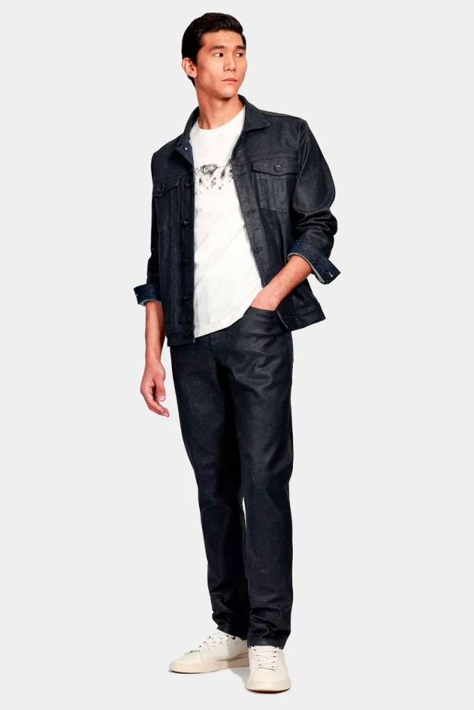 Jovem modelo usando outfit casual em denim