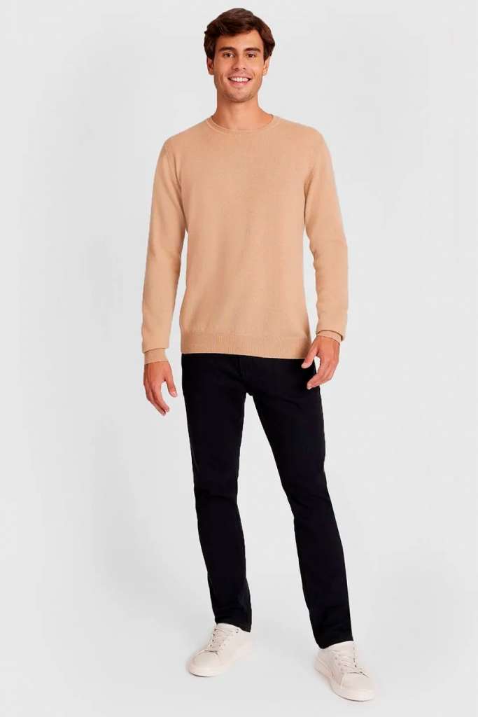 modelo com camisa bege manga longa