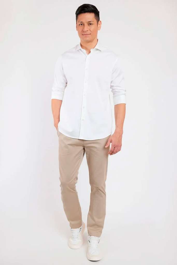 modelo com camisa e calça social