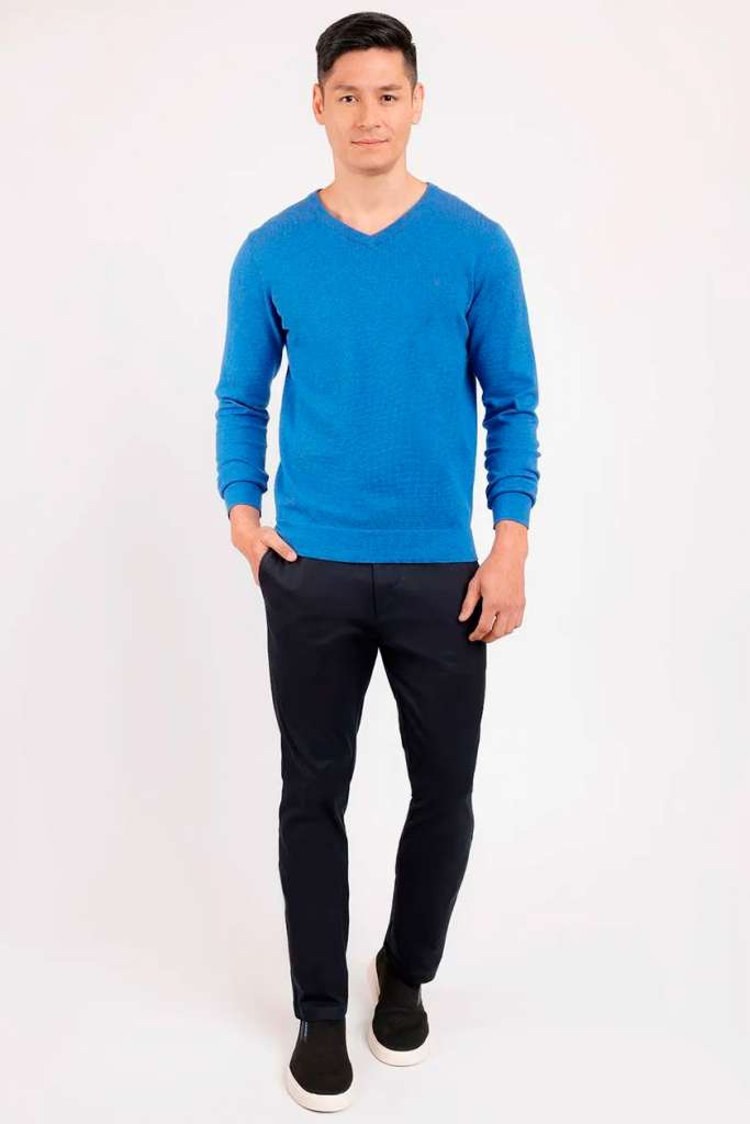 modelo com suéter azul e calça preta