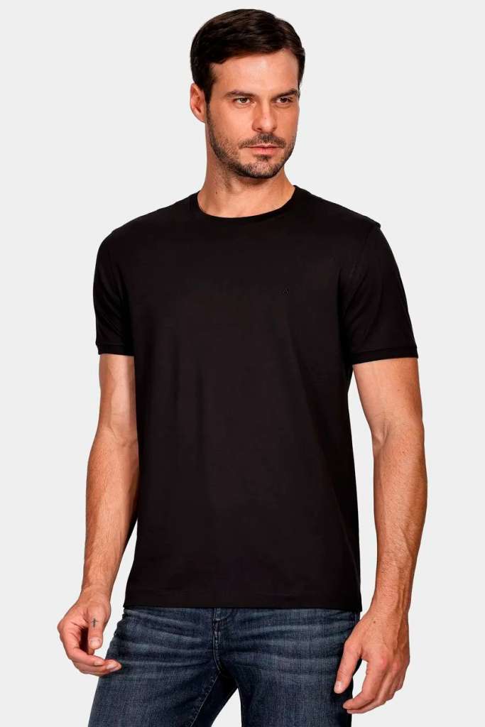 modelo com camisa preta