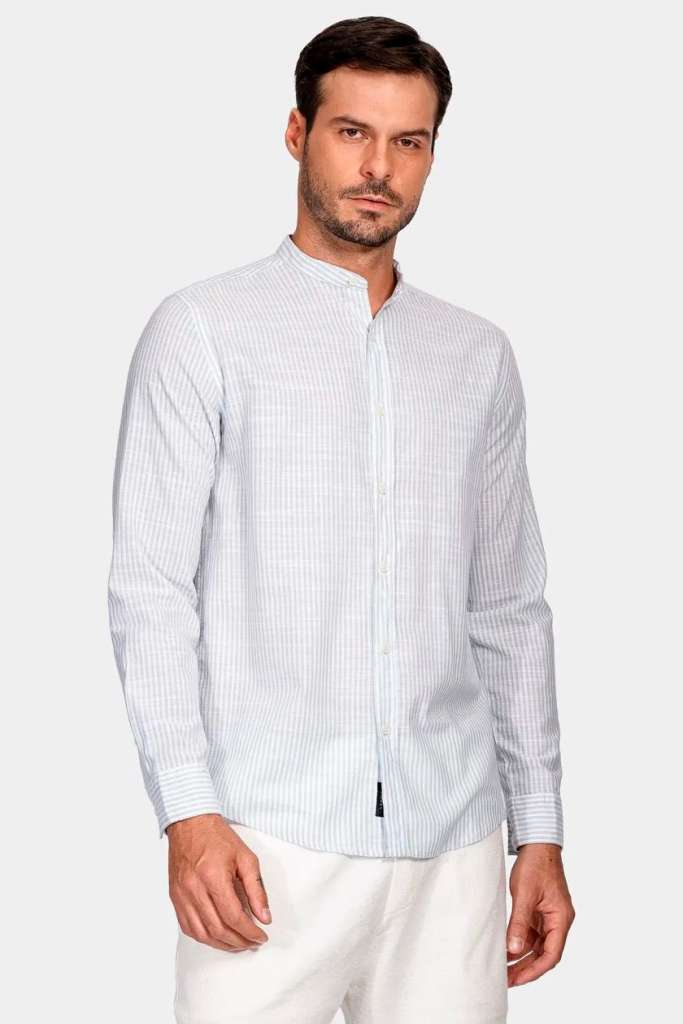 modelo com camisa social cinza