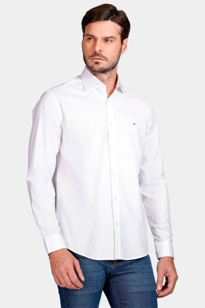 modelo com camisa social branca
