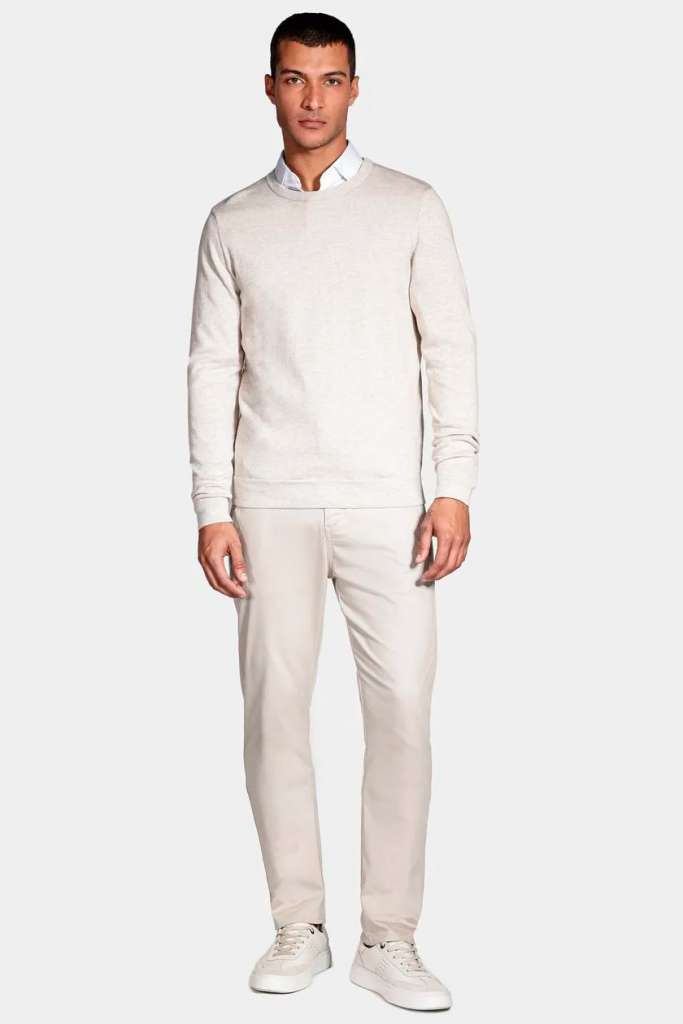 modelo com suéter branco