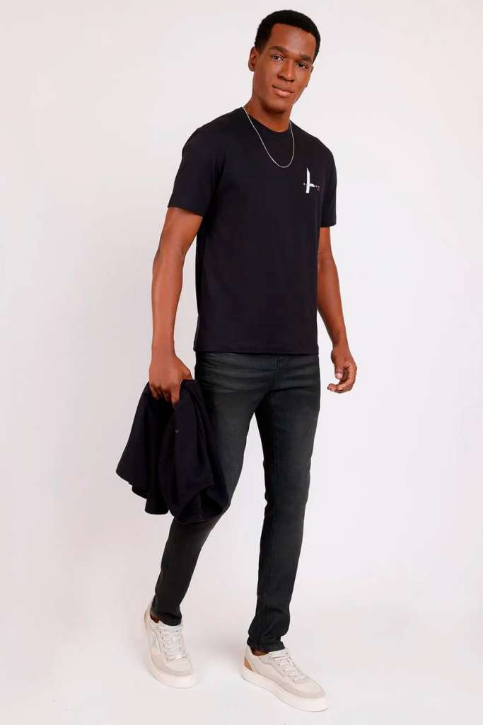 modelo com camisa e calça comuns