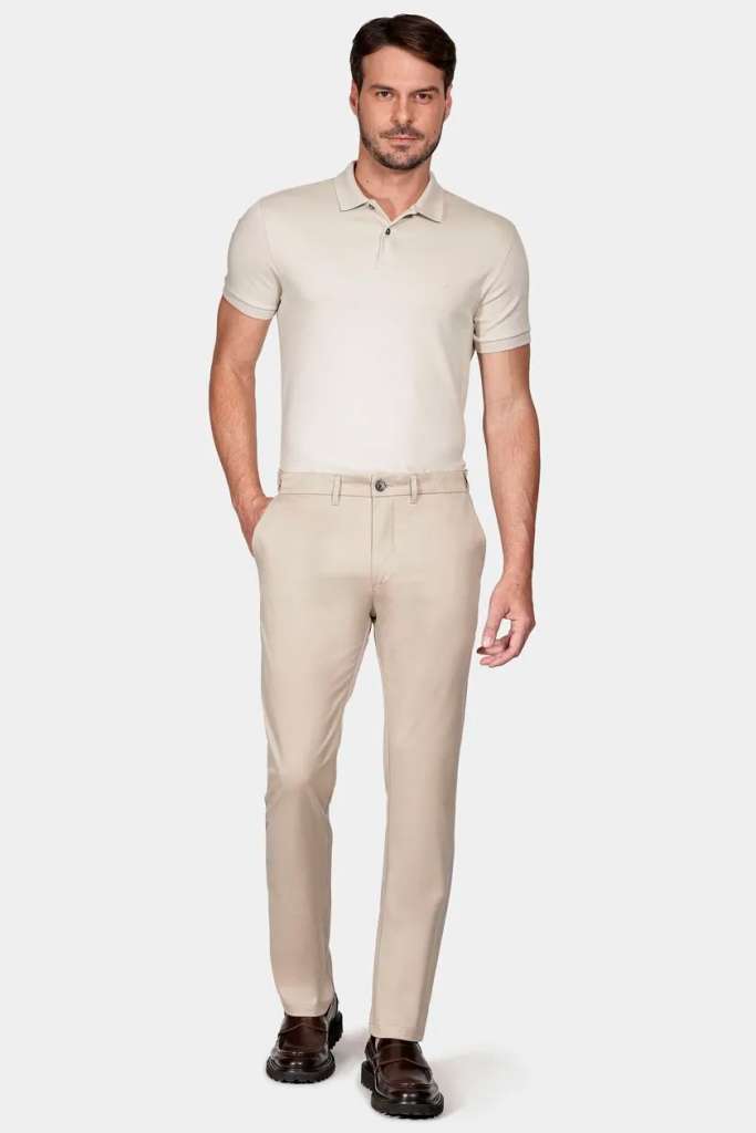 modelo com camisa social branca e camisa polo