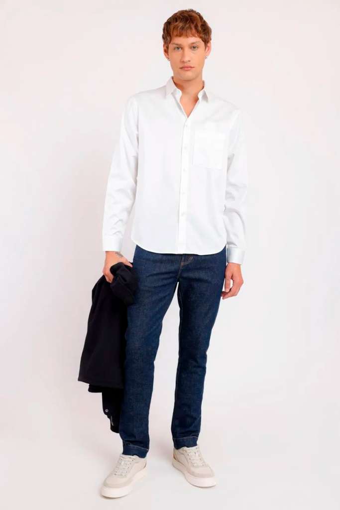 modelo com camisa branca e jeans