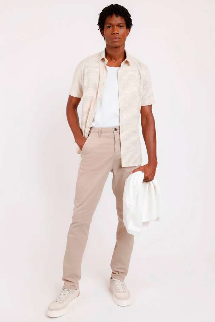 modelo com roupas brancas